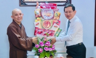 Bí thư Thị ủy An Nhơn Mai Việt Trung thăm,tặng quà chúc mừng Đại lễ Phật đản  tại Ban Trị sự Giáo hội Phật giáo Việt Nam thị xã An Nhơn