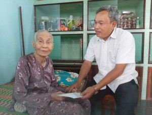 Bí thư Thị ủy Đặng Vĩnh Sơn thăm, tặng quà Mẹ VNAH Nguyễn Thị Đưa