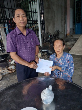 Dong chi Truong Huu Thanh trao ho tro cho gia dinh co nguoi chet do TNGT o tinh Phu Yen