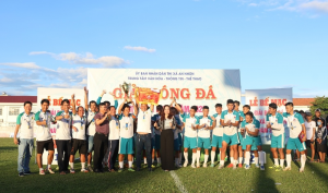 Lãnh đạo thị xã An Nhơn trao cúp vô địch và huy chương cho đội bóng phường Đập Đá