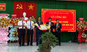 Phó Chủ tịch TT HDND tỉnh Đoàn Văn Phi và lãnh đạo thị xã An Nhơn trao Bang cong nhan Xa dat chuan NTM nang cao nam 2022 cua UBND tinh cho can bo xa Nhon An