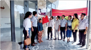 Quang cảnh Lễ bàn giao trao tiền hỗ trợ xây dựng ngôi nhà “Đại đoàn kết” cho gia đình bà Võ Thị Lộc, thuộc diện hộ nghèo, đơn thân ở khu vực Trung Ái, phường Nhơn Hòa