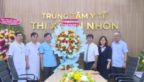 Chủ tịch UBND thị xã Lê Thanh Tùng thăm, tặng hoa chúc mừng Trung tâm Y tế thị xã