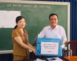 PCT UBND thi xã Bùi Văn Cư thăm tặng quà tại điểm thi Trường THPT số 1 An Nhơn