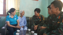 Chị Lê Vũ Vân Kiều - Chủ tịch Hội LHPN thị xã thăm hỏi sức khỏe Mẹ VNAH tại buổi nấu cơm tưởng nhớ sáng ngày 26/7/2024