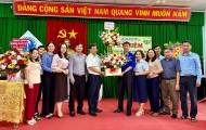 Đồng chí Đào Xuân Huy - Phó Bí thư Thường trực Thị ủy, Chủ tịch HĐND thị xã tặng hoa chúc mừng Phòng GD&ĐT thị xã