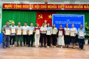 Lãnh đạo UBND thị xã An Nhơn trao giấy chứng nhận sản phẩm đạt OCOP 3 sao năm 2024 cho các chủ thể kinh doanh