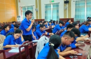 Đoàn viên, thanh niên đặt câu hỏi cho lãnh đạo thị xã An Nhơn tại hội nghị đối thoại.