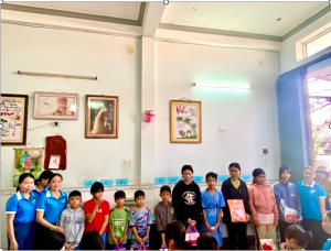 Cán bộ Hội LHPN thị xã và xã Nhơn Phúc tặng quà các cháu học sinh nghèo, cận nghèo