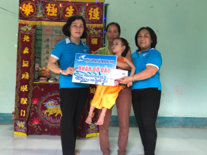 Chị Nguyễn Thị Loan  Chủ tịch Hội LHPN xã NHơn Thọ trao bản nhận đỡ đầu 2 chị em mồ côi cha có hoàn cảnh khó khăn