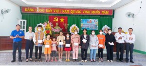 HND p Nhơn Hòa và cựu hs An Nhơn 1 trao qua cho các em