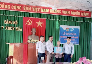 Hội Nông dân và hội Phụ nữ phường Nhơn Hoà vận động, trao tặng 5 triệu đồng hỗ trợ cụ bà Nguyễn Thị Tâm