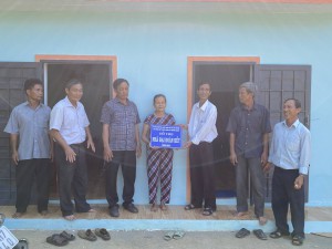 Trao nha Dai doan ket cho ho ba Vo Thi Van o thon Thanh Mai, xa Nhon Hanh