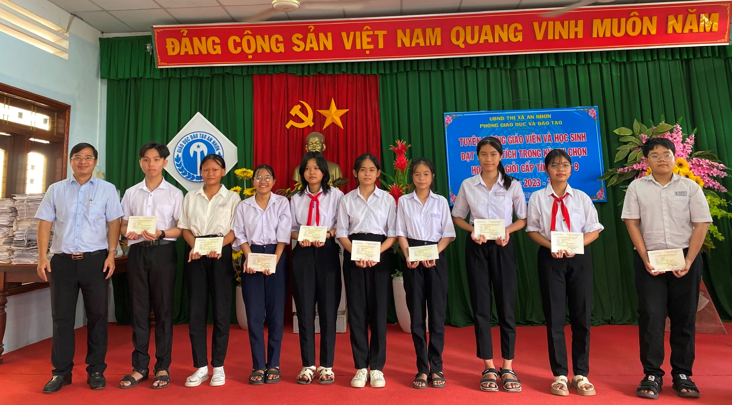 PCT.UBND thị xã Mai Xuân Tiến trao giấy chứng nhận học sinh giỏi cho các em học sinh đạt giải tại kỳ thi học sinh giỏi cấp tỉnh lớp 9 năm học 2023-2024