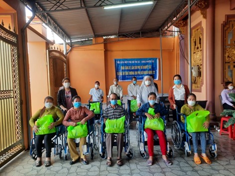 Lãnh đạo Hội LHPN thị xã và Ni sư Thich Nữ Hải Tuệ trao tặng xe lăn