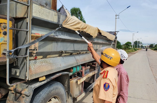 Lực lượng CSGT CA TX An Nhơn kiểm tra phương tiện vận tải hàng hóa khi tham gia giao thông. Ảnh: CA TX An Nhơn