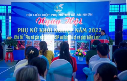 Đc Lê Vũ Vân kiều-Chủ tịch Hội LHPN thị xã phát biểu khai mạc ngày Hội