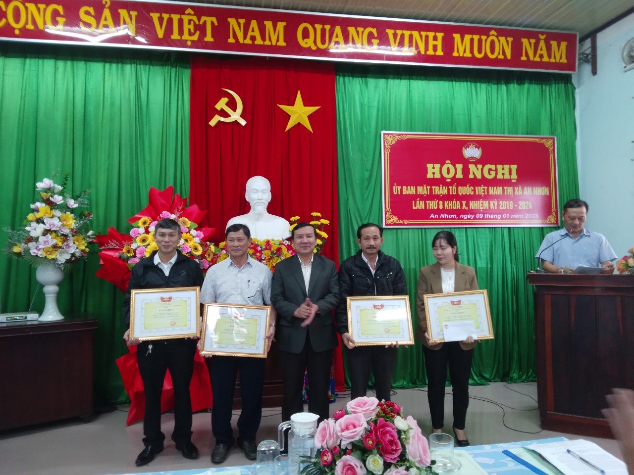 Phó Chủ tịch Ủy ban MTTQVN tỉnh Phạm Văn Nam tặng Bằng khen cho  5 tập thể có thành tích xuất sắc trong công tác Mặt trận năm 2022