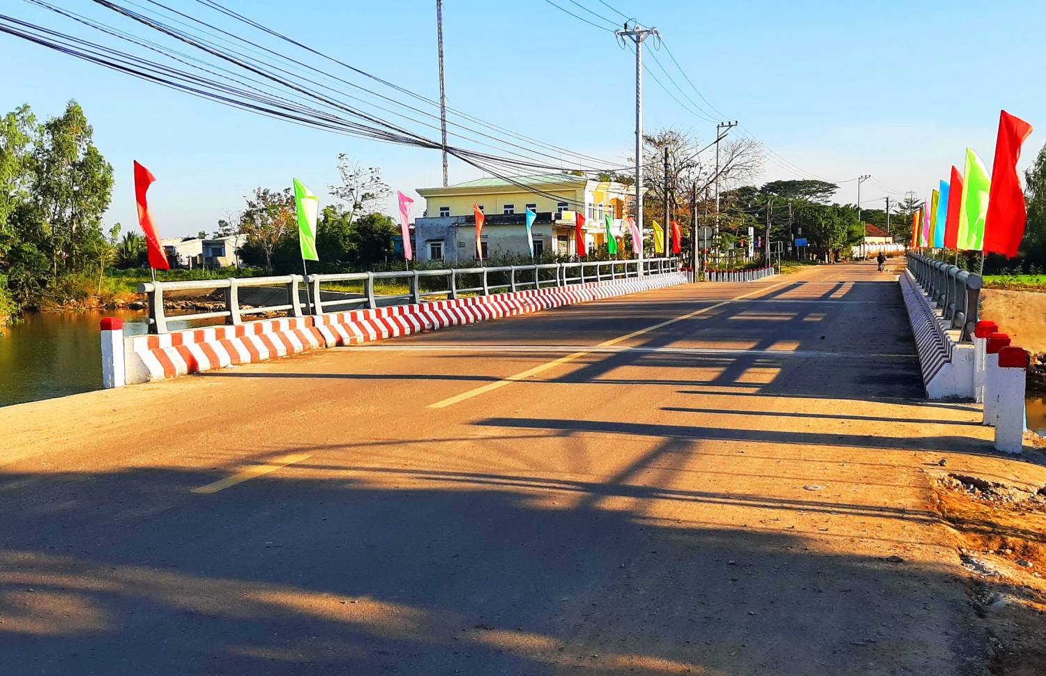 Đường và cầu kết nối tỉnh lộ 631 đến trường THCS Nhơn Phong  và khu di tích lịch sử vụ thảm sát Kim Tài