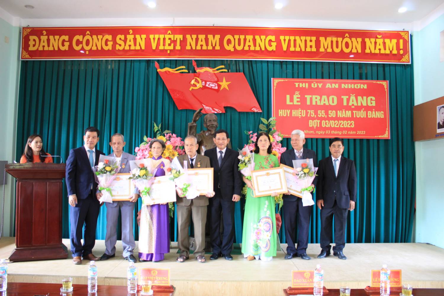 Thị ủy An Nhơn tổ chức Lễ dâng hương, dâng hoa tại Khu Di tích Chi bộ Hồng Lĩnh và trao tặng Huy hiệu Đảng đợt 3/2/2023