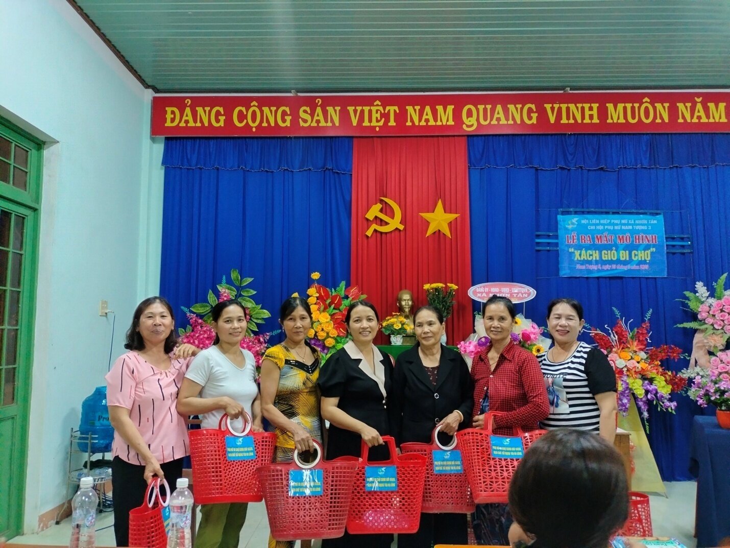 Hội LHPN xã Nhơn Tân ra mắt mô hình “Hội viên phụ nữ xách giỏ đi chợ, hạn chế sử dụng túi nilon góp phần bảo vệ môi trường”