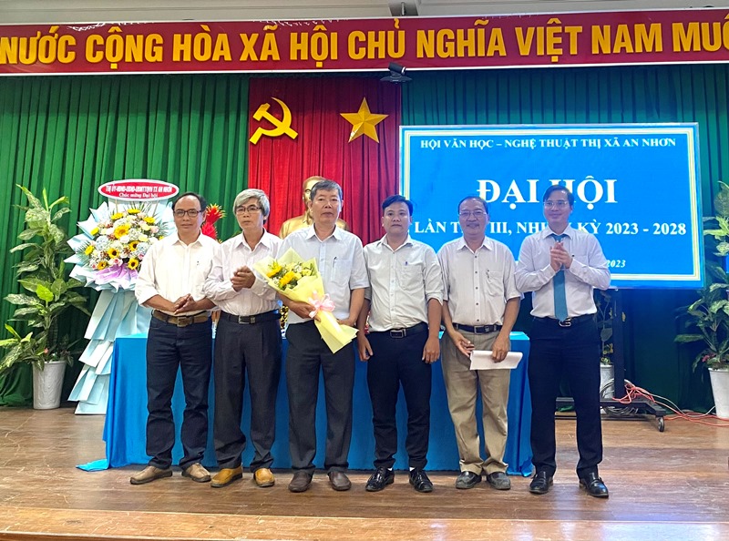 Lãnh đạo thị xã An Nhơn tặng hoa chúc mừng BCH Hội Văn học   Nghệ thuật thị xã An Nhơn khóa III, nhiệm kỳ 2023 2028