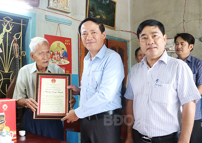 Chủ tịch UBND tỉnh Phạm Anh Tuấn thăm, chúc thọ người cao tuổi tại TX An Nhơn