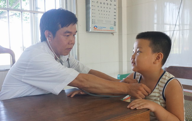 Khám chữa bệnh tại Trạm Y tế xã Nhơn Lộc. Ảnh: Đ. THẢO