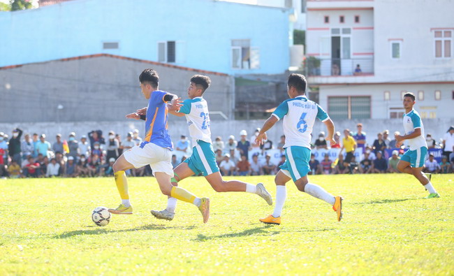 Một pha bóng trong trận chung kết giữa đội bóng phường Bình Định và đội bóng phường Đập Đá. Ảnh: HOÀNG QUÂN