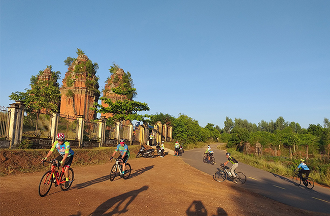 Chương trình đạp xe tham quan 8 cụm tháp Chăm tỉnh Bình Định của CLB xe đạp TDTT TX An Nhơn. Ảnh: ÁI TRINH