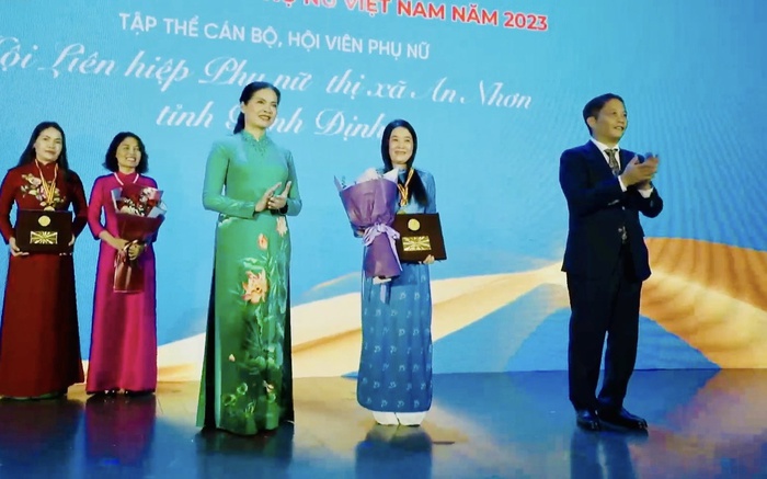 Chị Lê Vũ Vân Kiều- đại diện cho tập thể Hội LHPN thị xã An Nhơn- nhận giải thưởng Phụ nữ Việt Nam năm 2022-2023