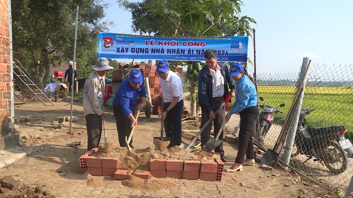 Đại diện lãnh đạo Thị đoàn , BIDV chi nhánh An Nhơn , Ủy ban MTTQVN xã Nhơn Khánh và hộ gia đình thực hiện nghi thức Lễ khởi công