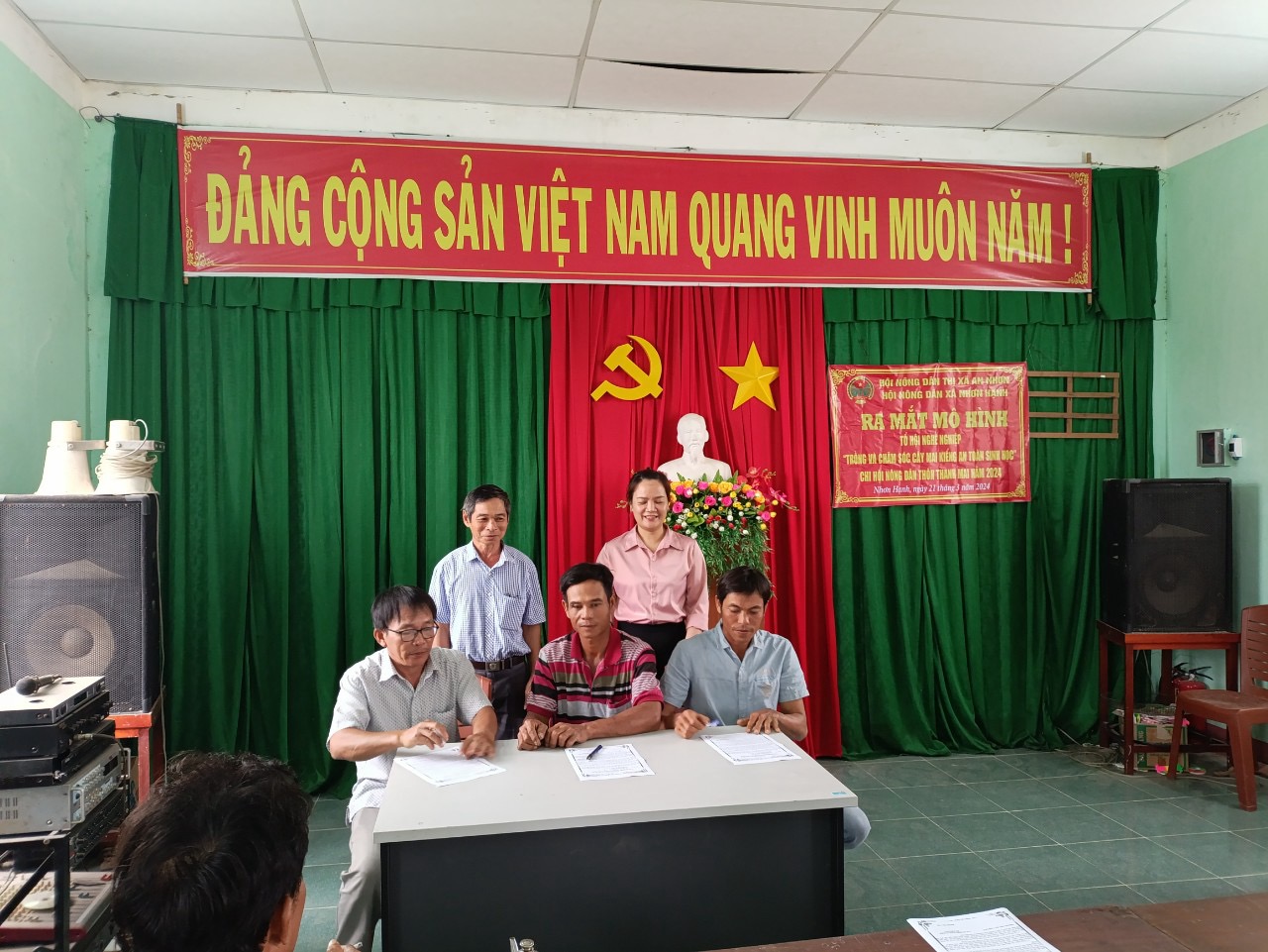 Hội Nông dân xã Nhơn Hạnh tổ chức ra mắt mô hình  Tổ hội nghề nghiệp “Trồng mai kiểng an toàn sinh học”  tại chi hội thôn Thanh Mai