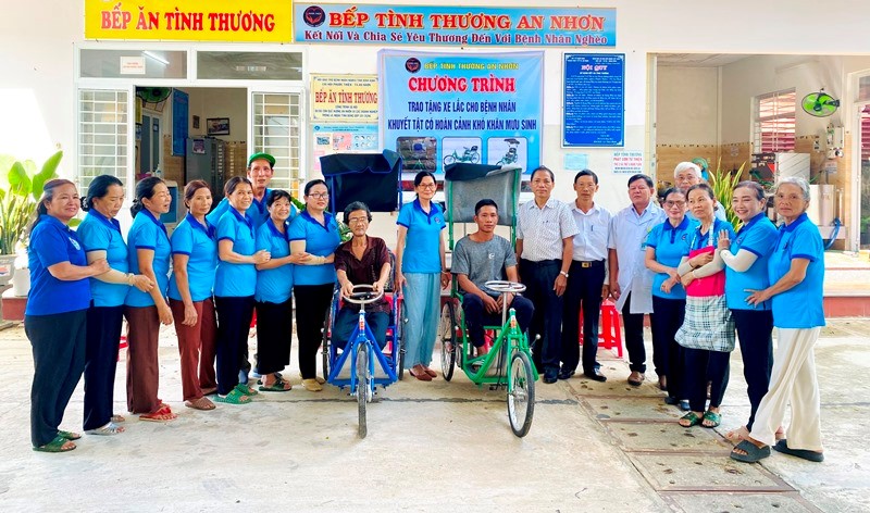 Bếp tình thương An Nhơn trao tặng 2 xe lắc cho bệnh nhân khuyết tật có hoàn cảnh khó khăn trên địa bàn thị xã