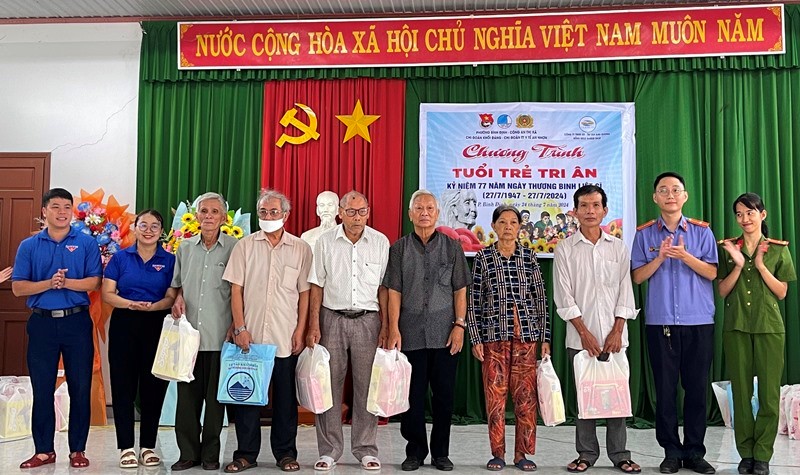 BTC trao tặng quà cho các thương, bệnh binh phường Bình Định