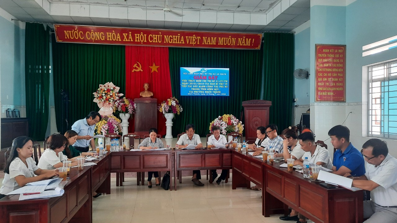 Đ/c Võ Văn Thành Đô- Phó trưởng Ban Tổ chức- Phó đoàn Giám sát phát biểu về công tác xây dựng đội ngũ cán bộ nữ ở địa phương
