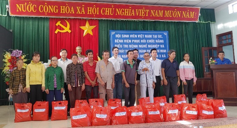 BTC trao tặng quà cho người dân thuộc diện hộ nghèo, hộ cận nghèo tham gia khám chữa bệnh nhân đạo tại thị xã An Nhơn