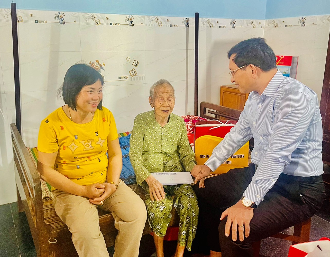 Bí thư Thị ủy An Nhơn Mai Việt Trung thăm, tặng quà mẹ Việt Nam anh hùng Nguyễn Thị Đưa (phường Nhơn Thành)