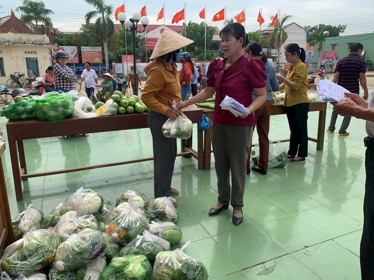 Gian hàng trưng bày thực phẩm để bà con lựa chọn theo nhu cầu