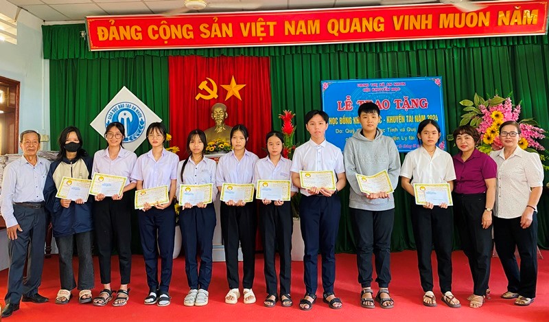 Trao tặng học bổng khuyến tài cho học sinh nghèo vượt khó năm 2024