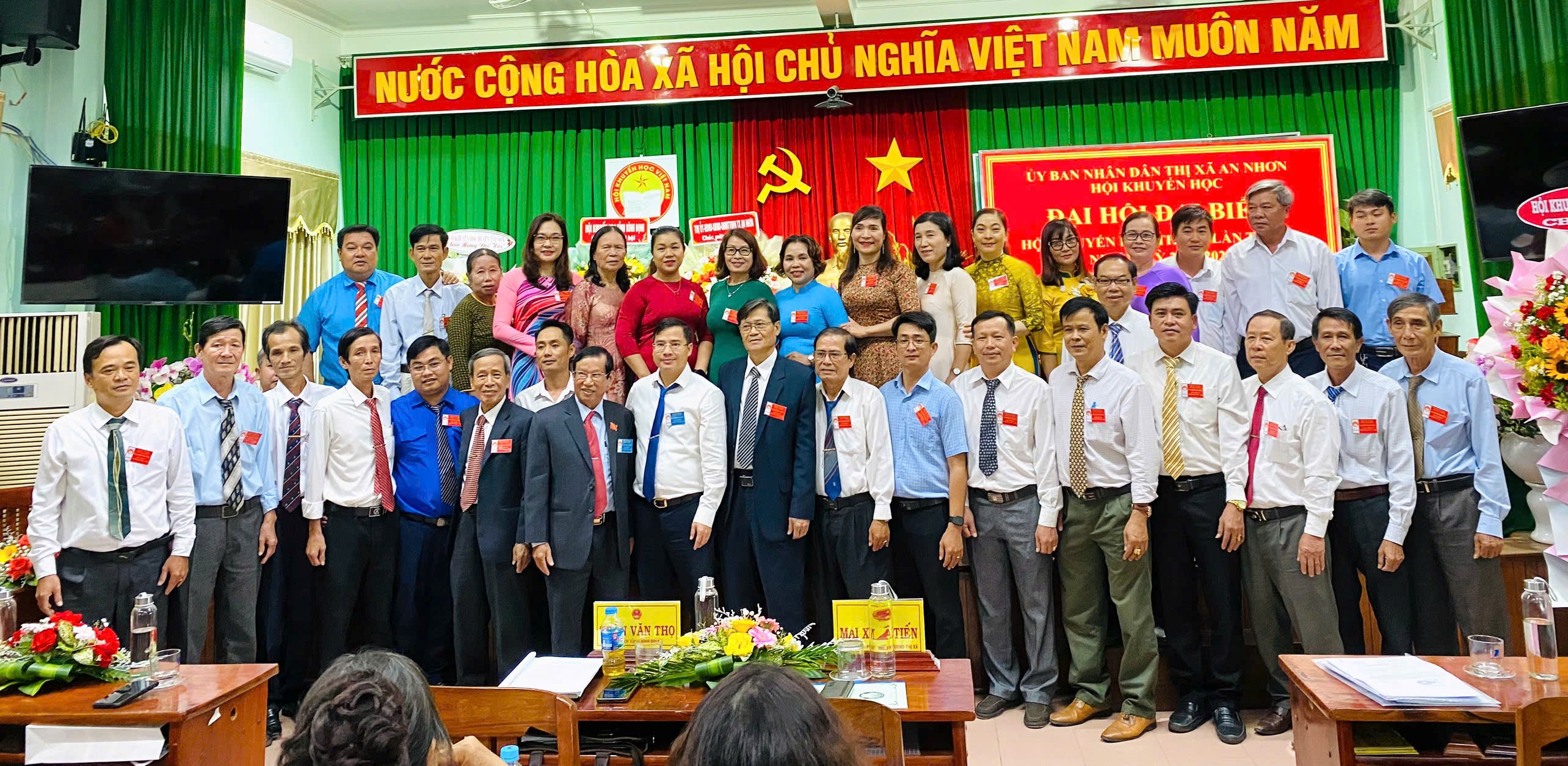 Ban chấp hành Hội khuyến học thị xã An Nhơn khóa IV, nhiệm kỳ 2024-2029 ra mắt nhận nhiệm vụ tại đại hội.