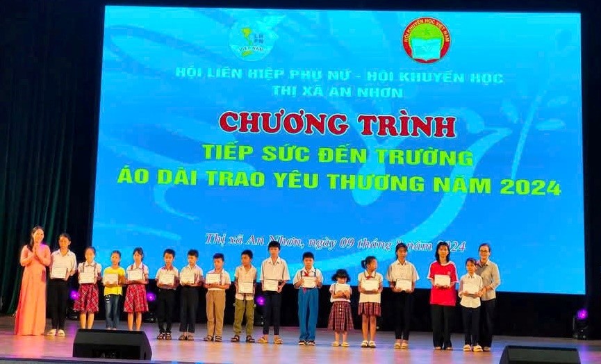 Hội LHPN thị xã phối hợp Hội khuyến học thị xã tổ chức chương trình Tiếp sức đến trường – Áo dài trao yêu thương năm 2024