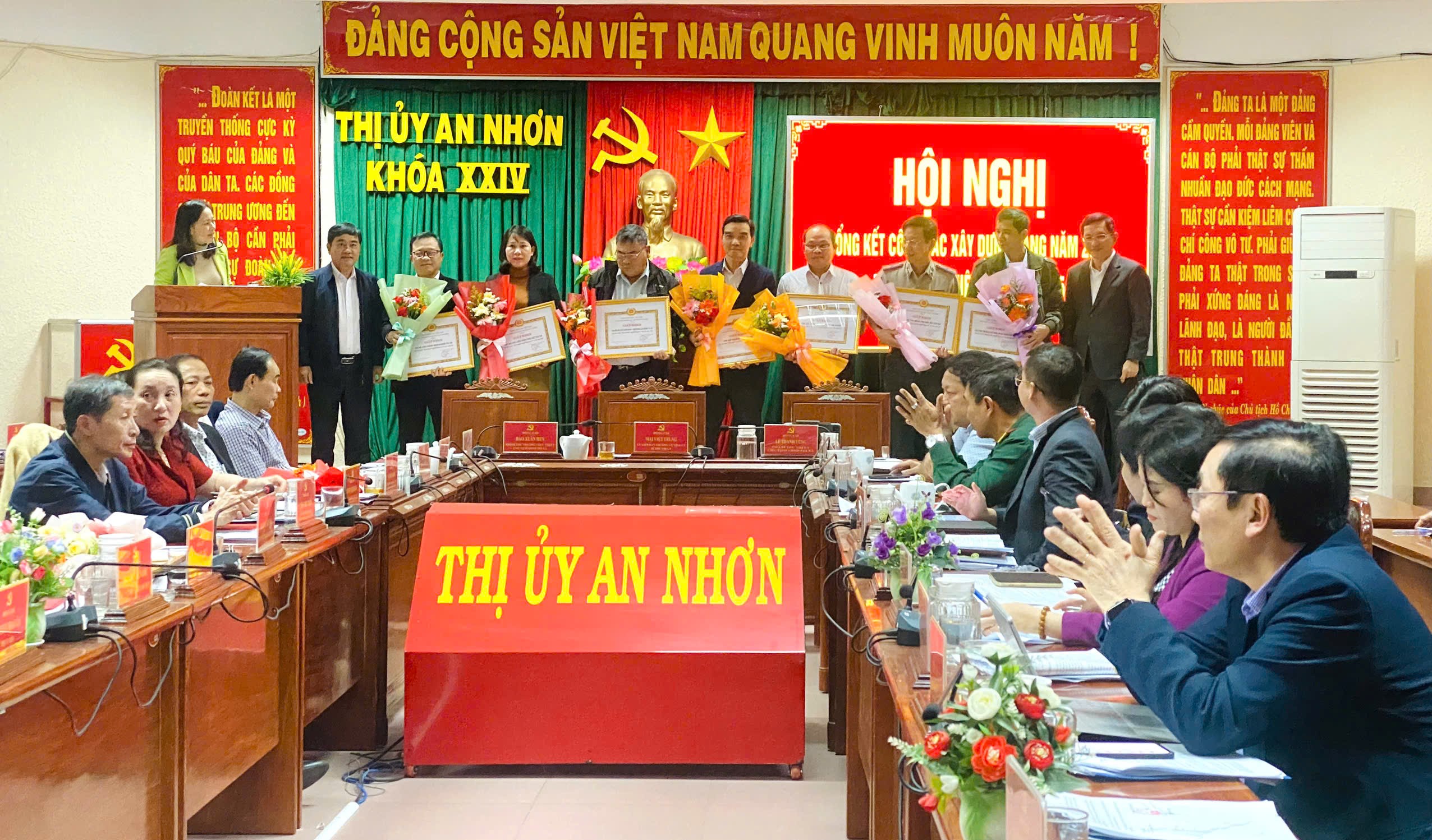 Thị ủy An Nhơn tặng giấy khen cho các chi, đảng bộ trực thuộc Thị ủy đạt tiêu chuẩn “Hoàn thành xuất sắc nhiệm vụ” tiêu biểu năm 2024