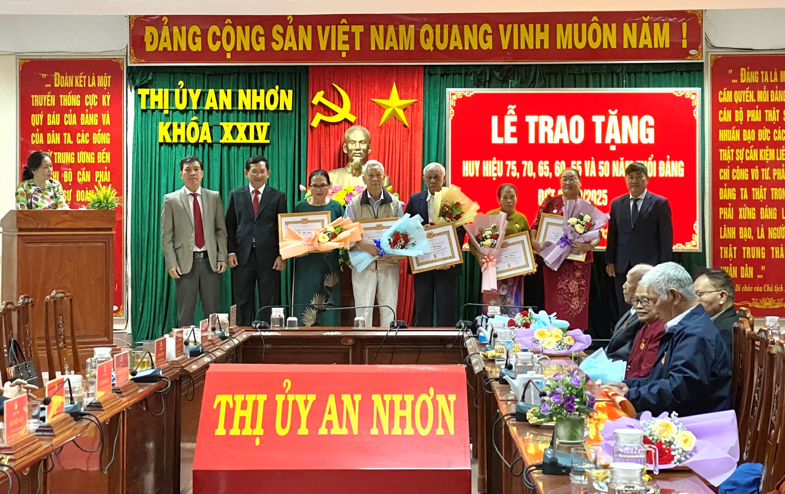 Thị ủy An Nhơn trao tặng Huy hiệu Đảng cho các đảng viên