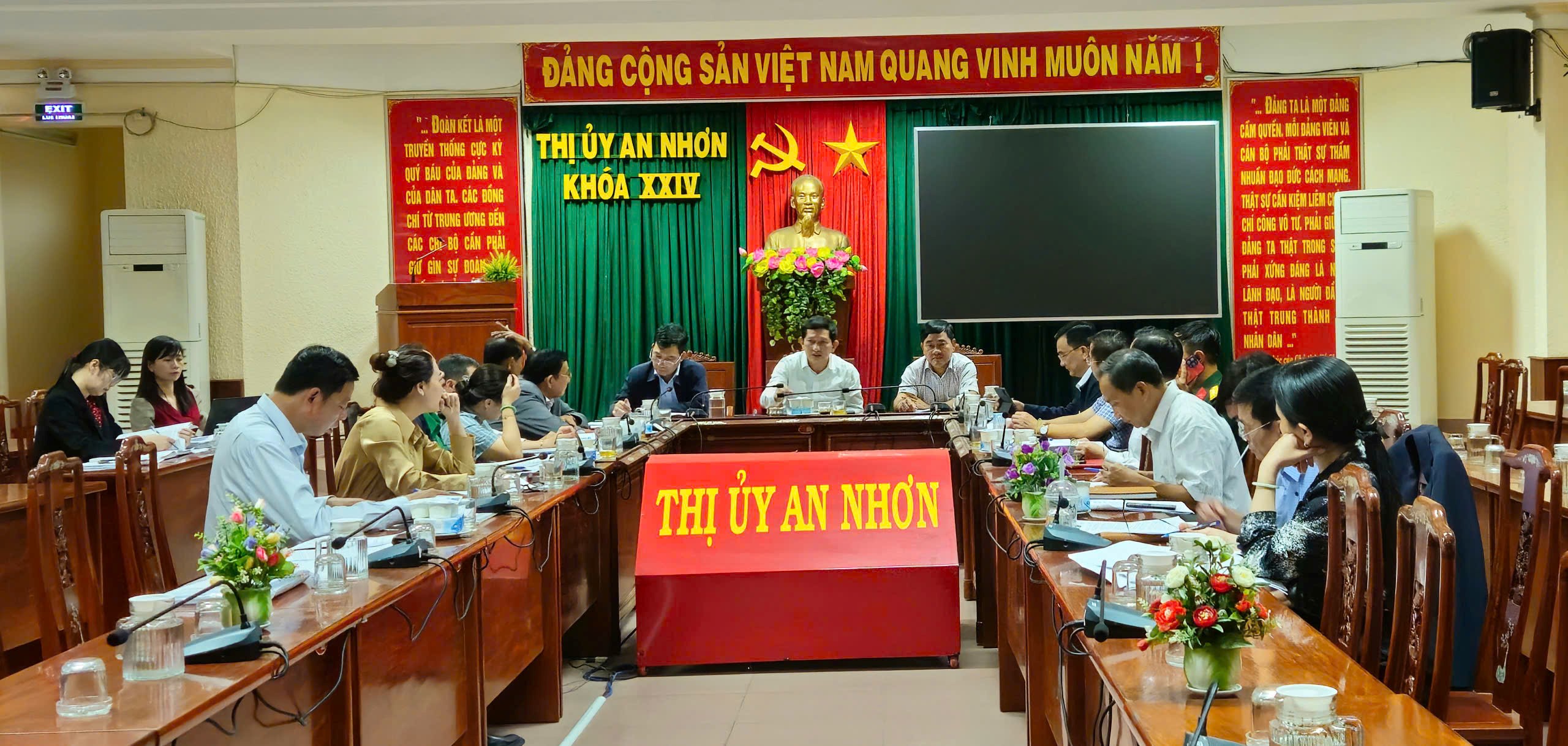 Quang cảnh cuộc họp