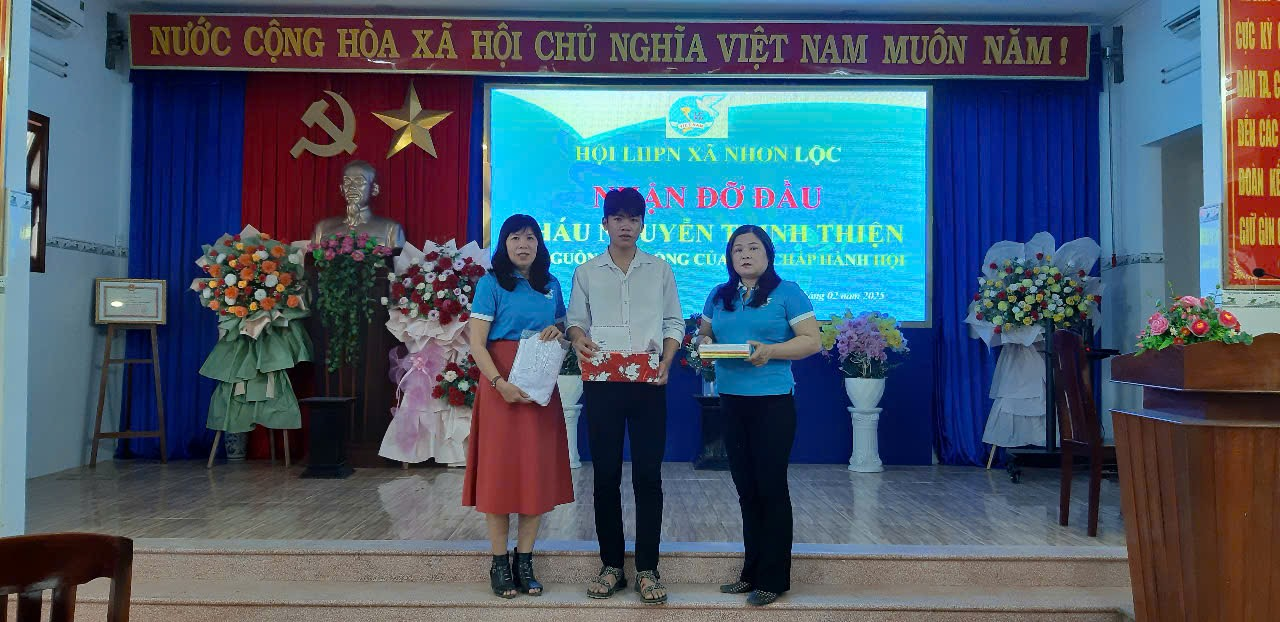 Hội LHPN xã Nhơn Lộc trao tiền và quà cho em Nguyễn Trinh Thiện