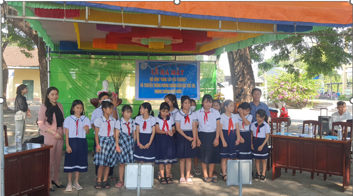 Đc Châu Thị Lệ  PCT Hội LHPN thị xã trao vòng tay cho các em trường Tiểu học Nhơn Hậu