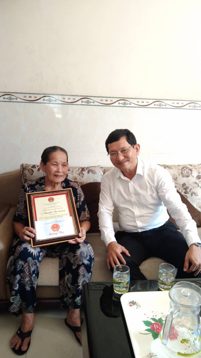 Đồng chí Mai Việt Trung thăm tặng quà Người cao tuổi phường Nhơn Thành
