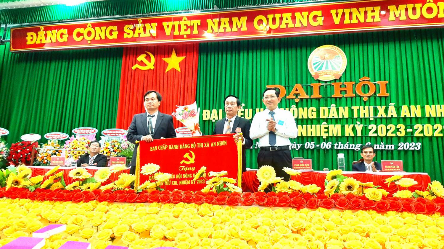 Đồng chí Mai Viet Trung, Thuong vu Tinh uy   Bi thu Thi uy An Nhon, thay mat BCH Dang bo TX tang buc truong cho Hoi Nong dan TX nhiem ky 2023 2028
