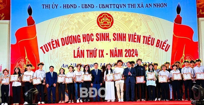 Quang cảnh lãnh đạo thị xã trao giấy khen và vòng nguyệt quế  cho học sinh, sinh viên tiêu biểu lần thứ IX năm 2024 (nguồn: baobinhdinh.vn)